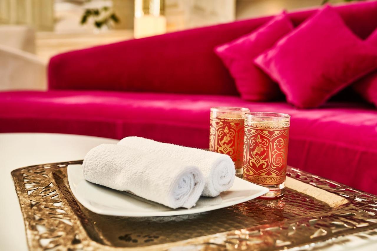 Tui Blue Palm Beach Palace Djerba - Adult Only ミドゥン エクステリア 写真 A tray with towels and glasses