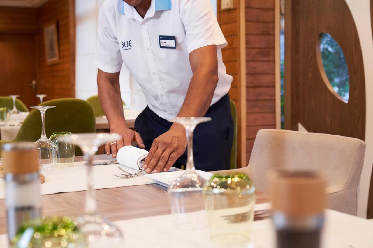 Tui Blue Palm Beach Palace Djerba - Adult Only ミドゥン エクステリア 写真 A restaurant server