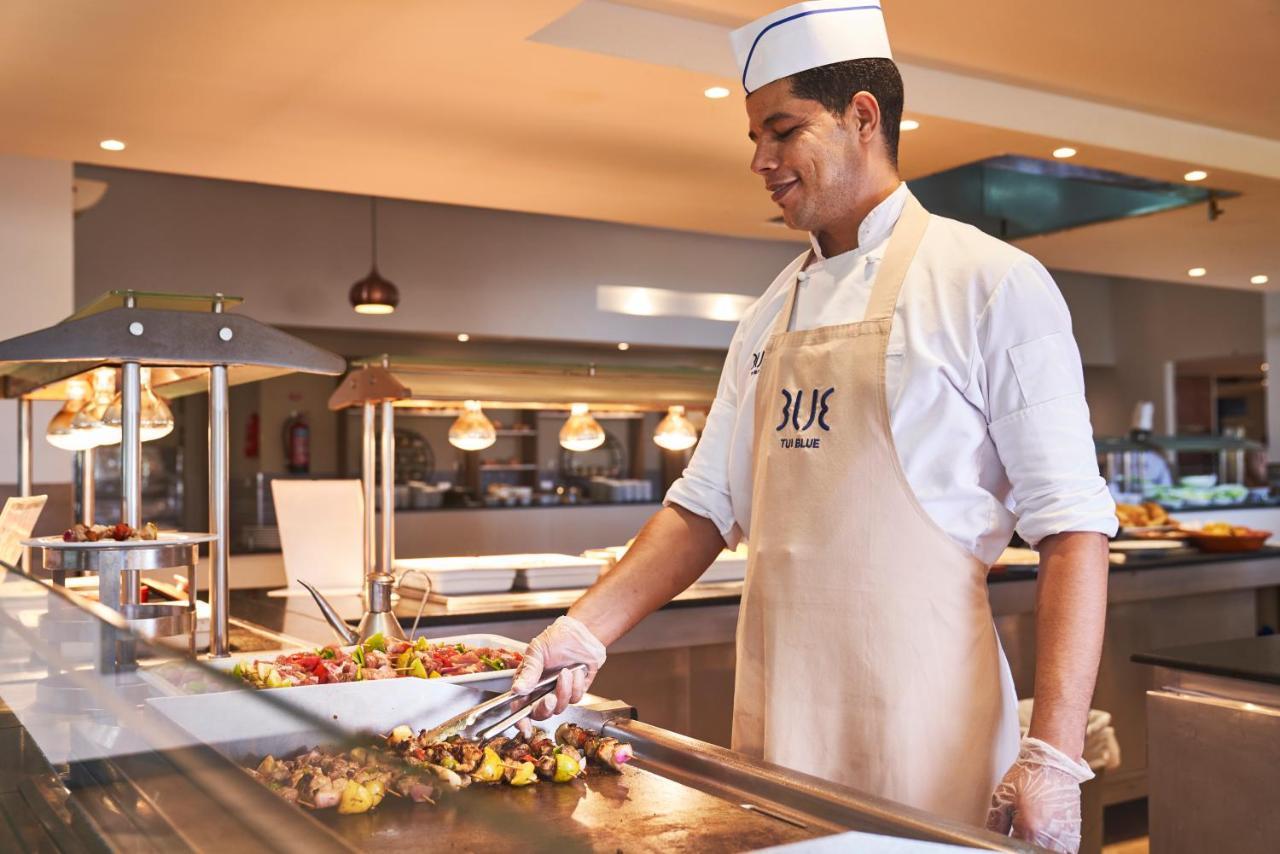 Tui Blue Palm Beach Palace Djerba - Adult Only ミドゥン エクステリア 写真 A buffet server at work