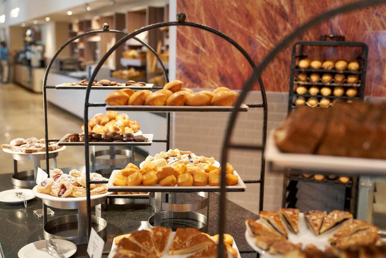 Tui Blue Palm Beach Palace Djerba - Adult Only ミドゥン エクステリア 写真 A selection of pastries at a buffet
